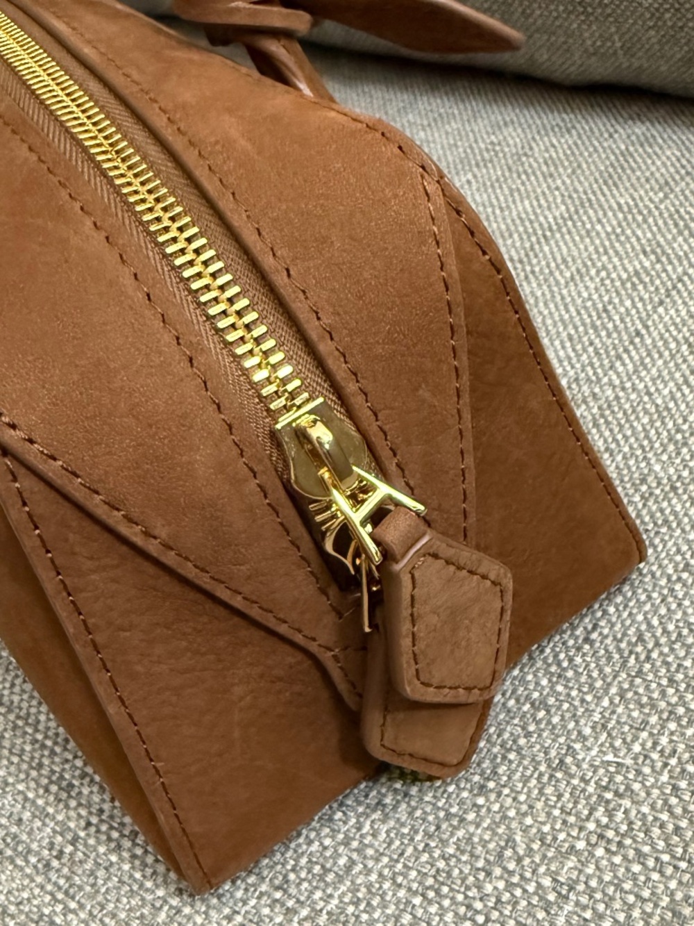 Alaia Le Teckel medium nubuck shoulder bag-brown - Picture 3 of 5